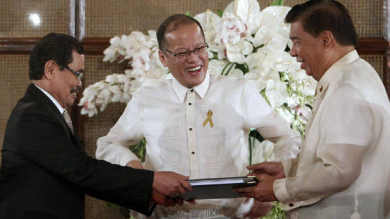 Aquino files bill giving autonomy to Muslims