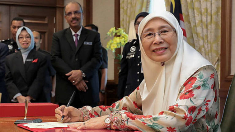 Wan Azizah gets cracking on EPF for housewives (Updated)