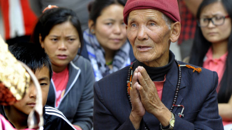 Rescuers search for Everest avalanche victims