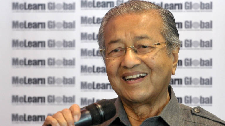Mahathir dons Bersih t-shirt, urges M’sians to join rally