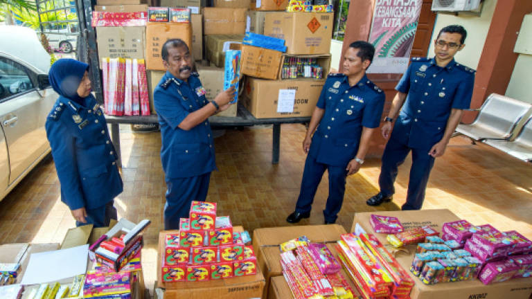 Customs Dept confiscates firecrackers, cigarettes valued at more than RM400,000