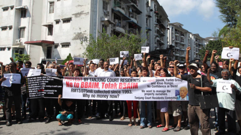 Tanjung Court condominium residents protest against management Tanjung Court condominium residents protest against management
