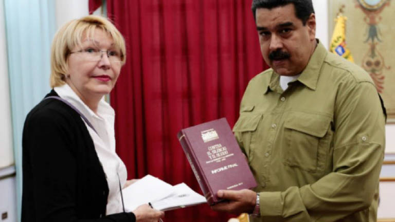 Luisa Ortega: Venezuelan prosecutor defying president
