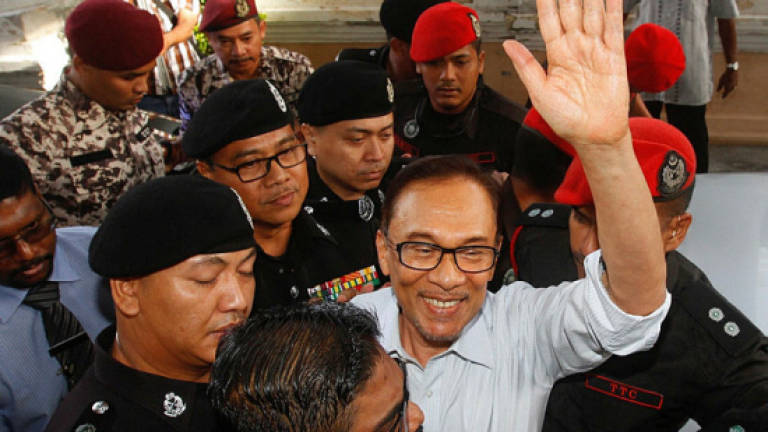 Anwar arrives in Penang Court for NST trial