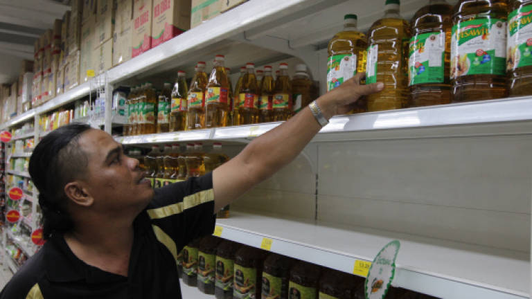 Panic buying as cooking oil supply runs out in Manjung