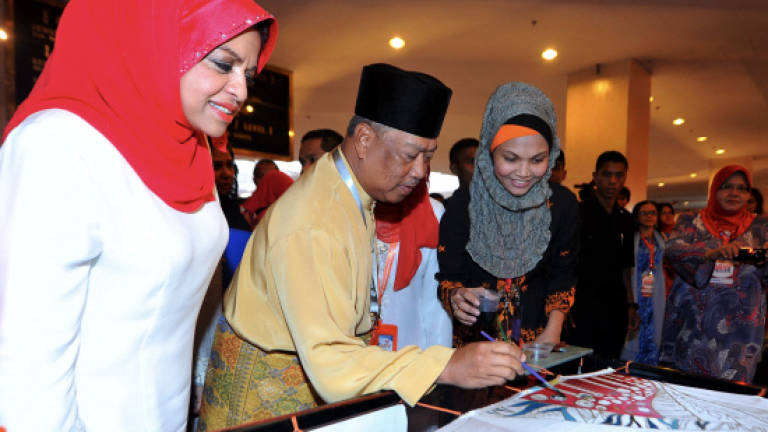 Muhyiddin officiates Creative Women Exhibition 2014
