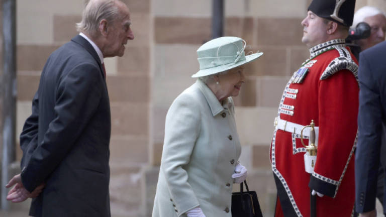 'I'm still alive' jokes Queen Elizabeth on N. Ireland visit