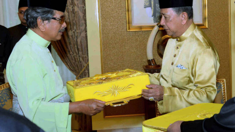 Kedah Sultan presented Perak D.K. award