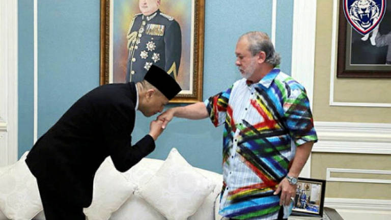 Nazri apologises to Johor Sultan