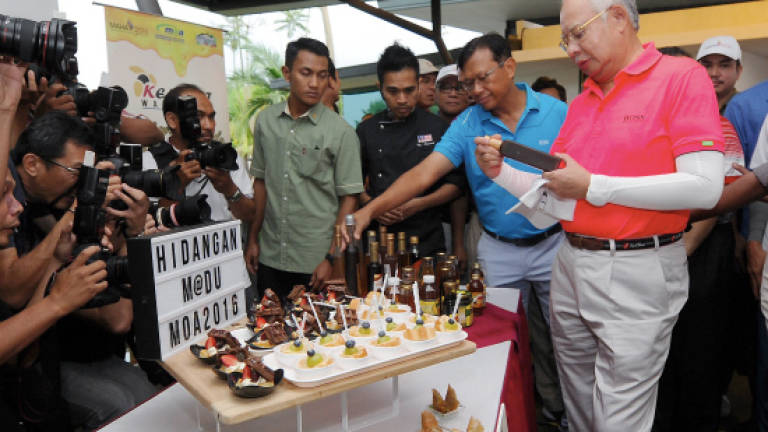 Najib launches 'begin your day with honey' campaign