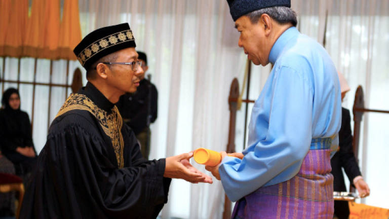 Selangor Sultan presents instrument of appointment of Selangor Syarie Chief Judge