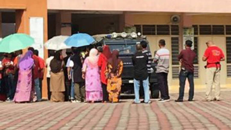 Woman dies while waiting to vote