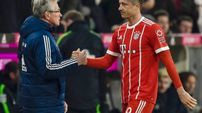 Lewandowski, Mueller star as Bayern go 16 points clear