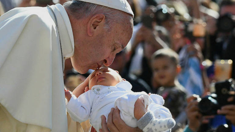 Pope Francis urges world to open arms to migrants