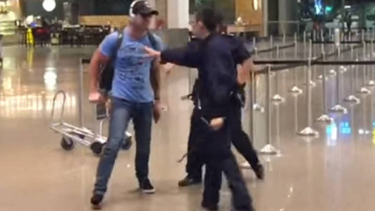 (Video) Australian charged for assaulting policemen in airport scuffle