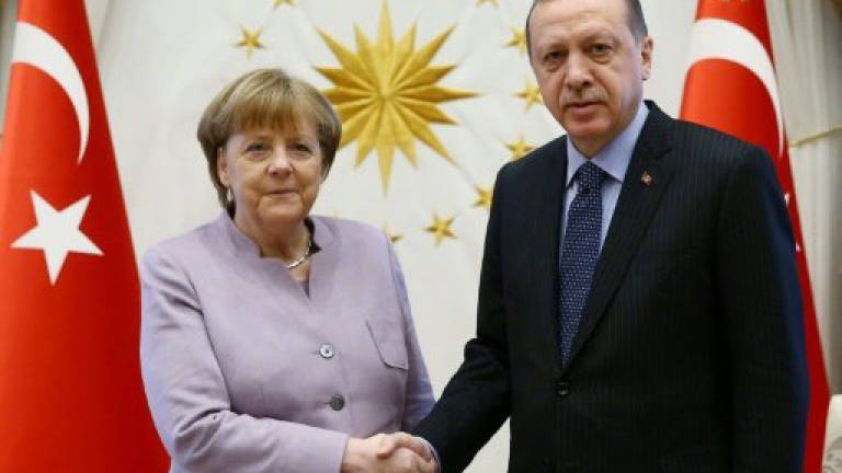 Berlin freezes arms shipments to Turkey: Report