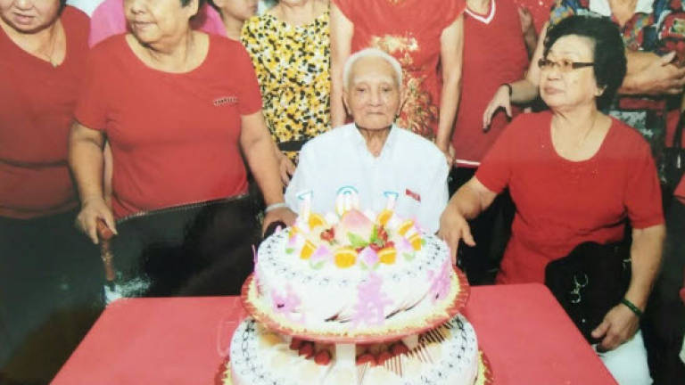 101-year-old celebrates CNY with 5 generations of family