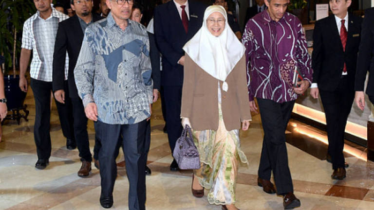 Wan Azizah meets Singapore PM