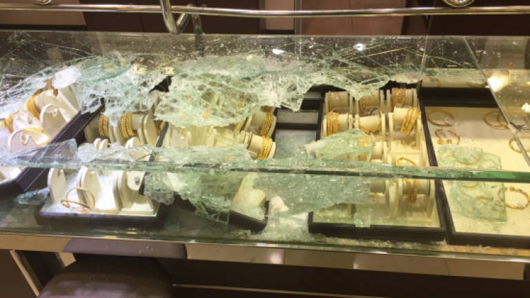 (Video) Four cart away RM100,000 worth of jewellery in Kajang smash and grab