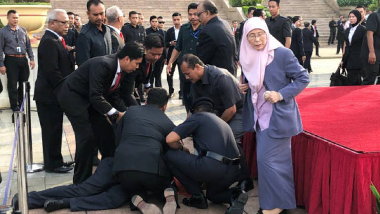 Hanipa Maidin collapses mid-Mahathir speech