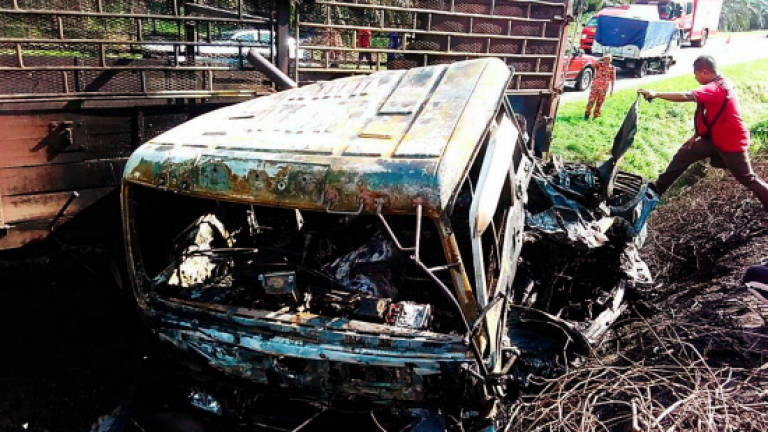 Eight killed, including six burnt to death, in four-vehicle crash in Jempol (Updated)