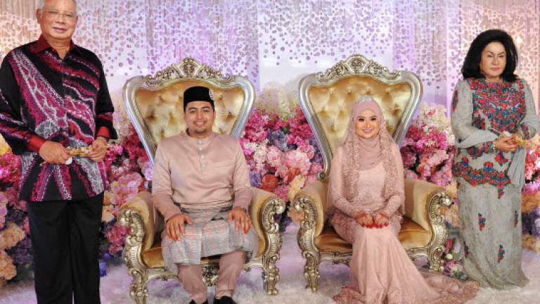 Najib, Rosmah attend wedding of minister's daughter