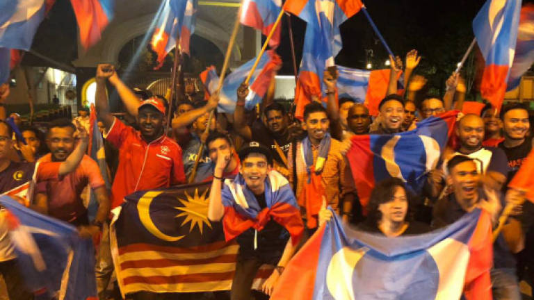 Malaysians throng vicinity of Palace to celebrate swearing in of Tun M