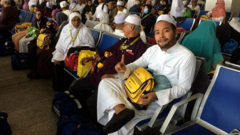 First group of haj pilgrims arrives home