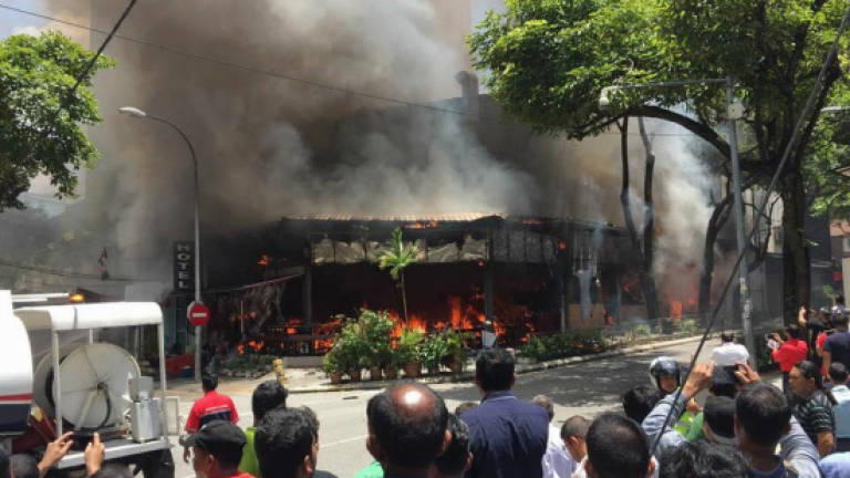 Fire razes two restaurants in the middle of KL (Updated)