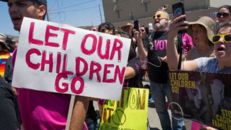 US judge extends deadline for reuniting migrant children