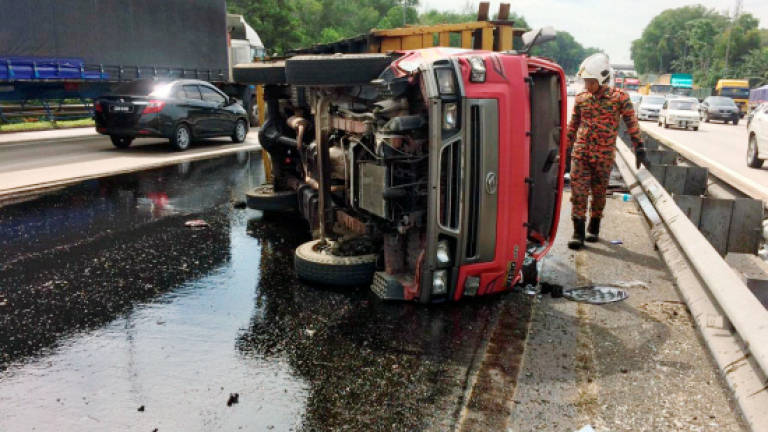 Lorry carrying crude oil overturns on NKVE