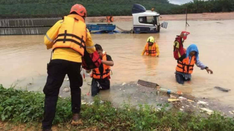 Flash floods force evacuation of 23 people in Batu Pahat