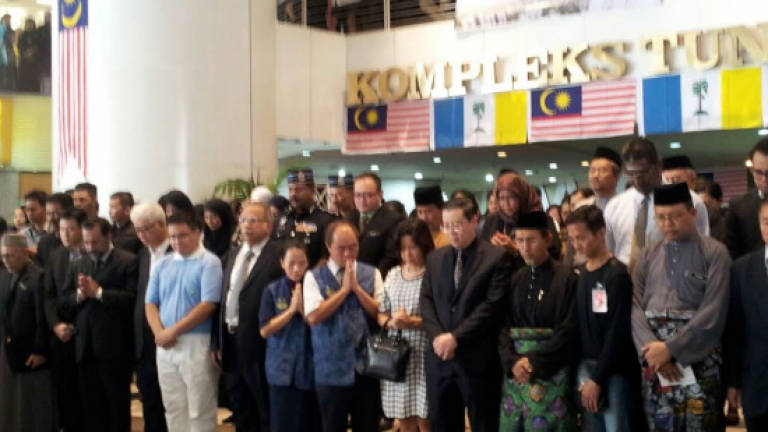 MH17: CM Lim and Penang excos pay their respects