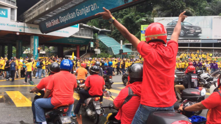 Minor commotion as Red Shirts bump into yellow shirts along Jalan P. Ramlee