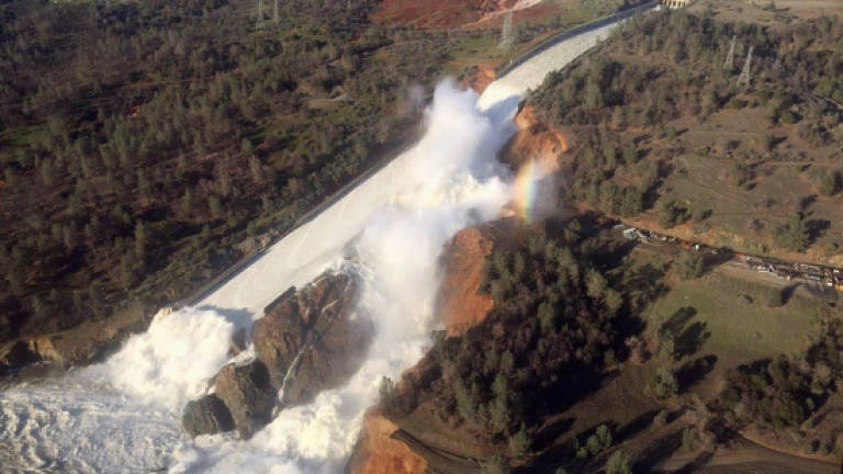 200,000 evacuated from near tallest US dam