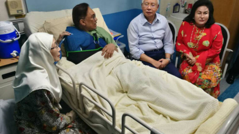 Najib visits Anwar in HKL