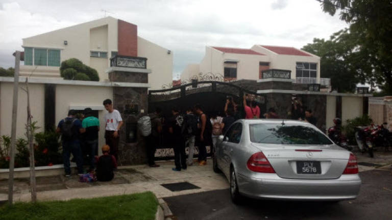 MACC officers visit Guan Eng's home (Updated)