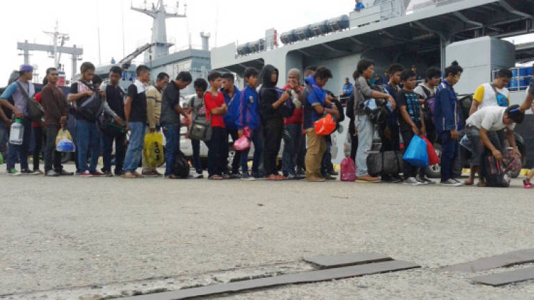 Sabah repatriate 400 illegal immigrants