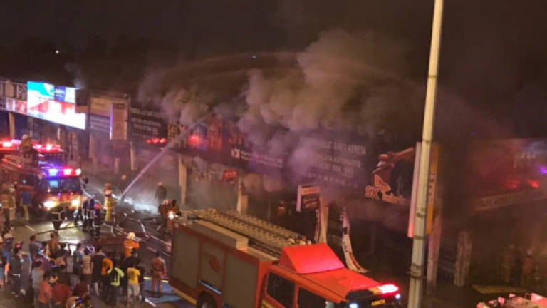 Fire razes shophouses in Butterworth (Updated)