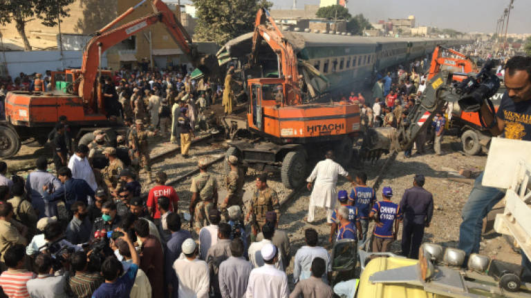 20 dead, dozens injured as Pakistan trains collide (Updated)