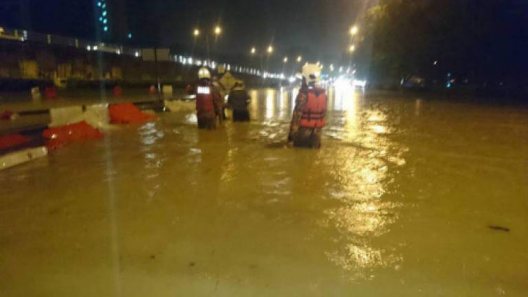 Flash floods hit Klang Flash floods hit Klang