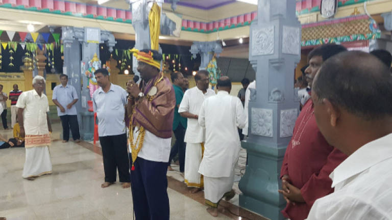 Kamalanathan visits temple in KKB in conjunction with Tamil New Year