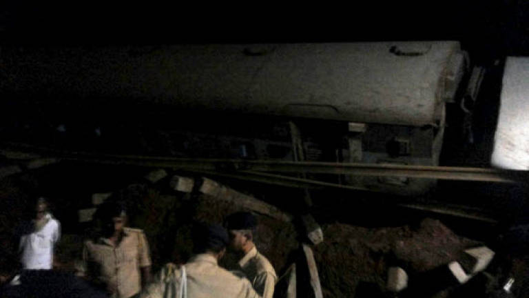 27 dead after two India trains derail in floods (Updated)