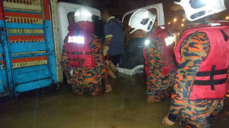 Flash floods hit Klang Flash floods hit Klang