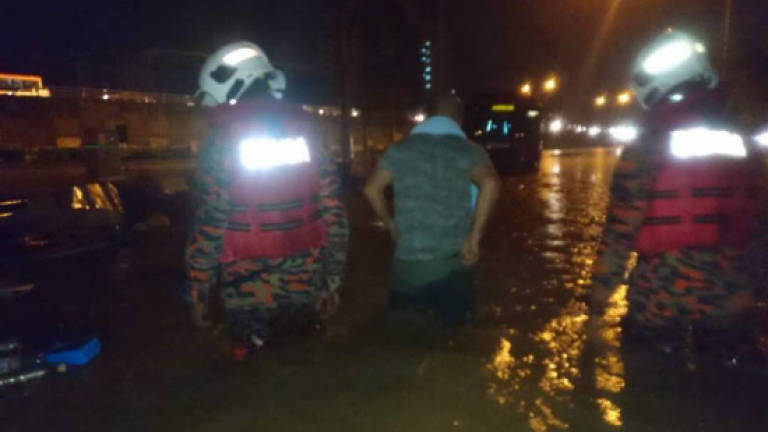 Flash floods hit Klang Flash floods hit Klang