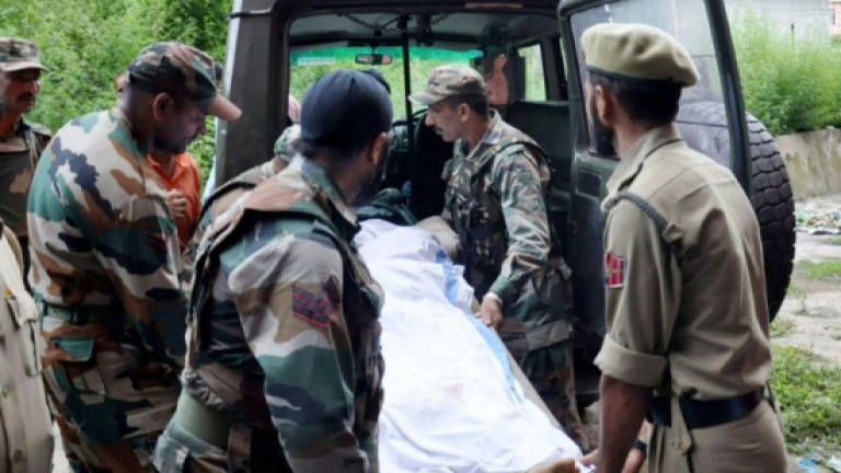 Two rebels, two Indian soldiers killed in Kashmir