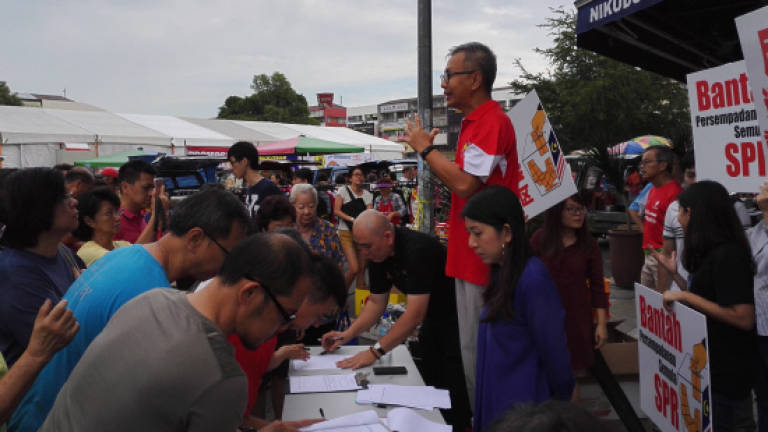 DAP gathers EC protest signatures at morning market