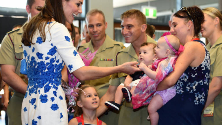Touring royals meet Australian military families Touring royals meet Australian military families