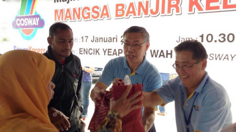 Cosway hands out aid to Kelantan flood victims