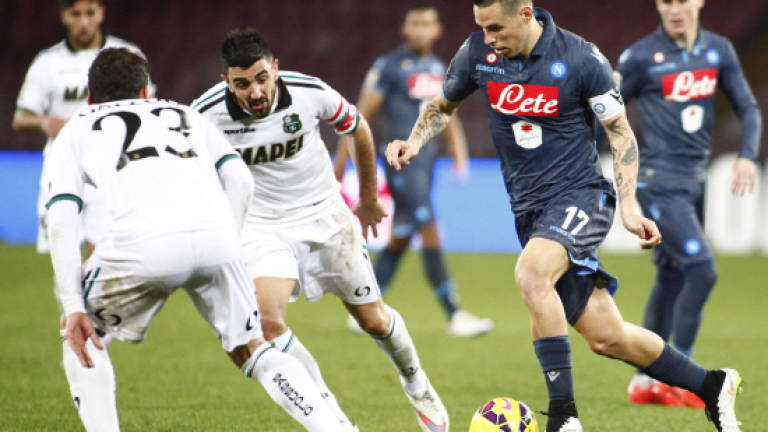 Napoli close on Roma, Icardi ties Tevez after Inter win